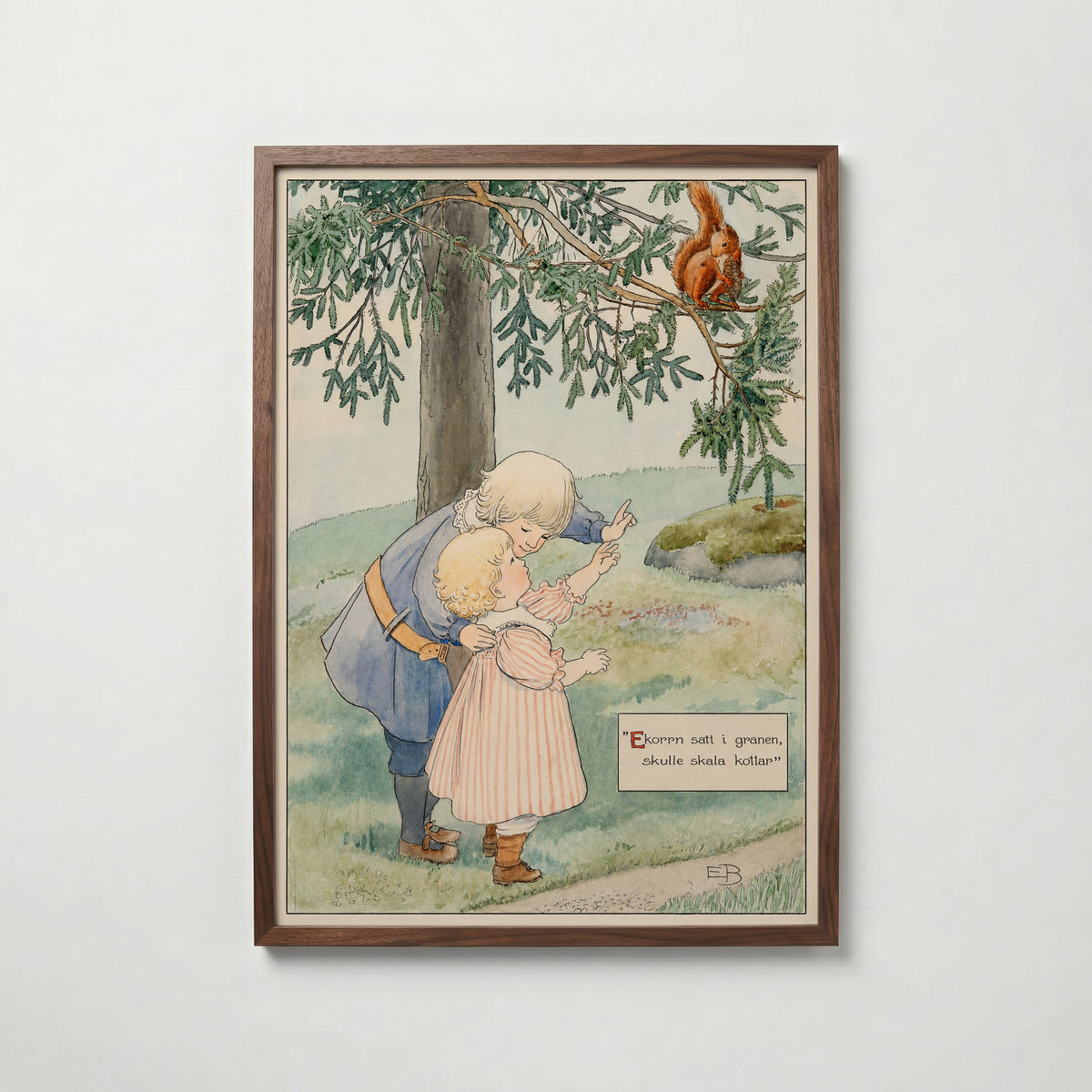 Elsa Beskow Ekorren i Granen affisch i valnötsram – mörkbrun inramning med lyxig känsla, Bozetto