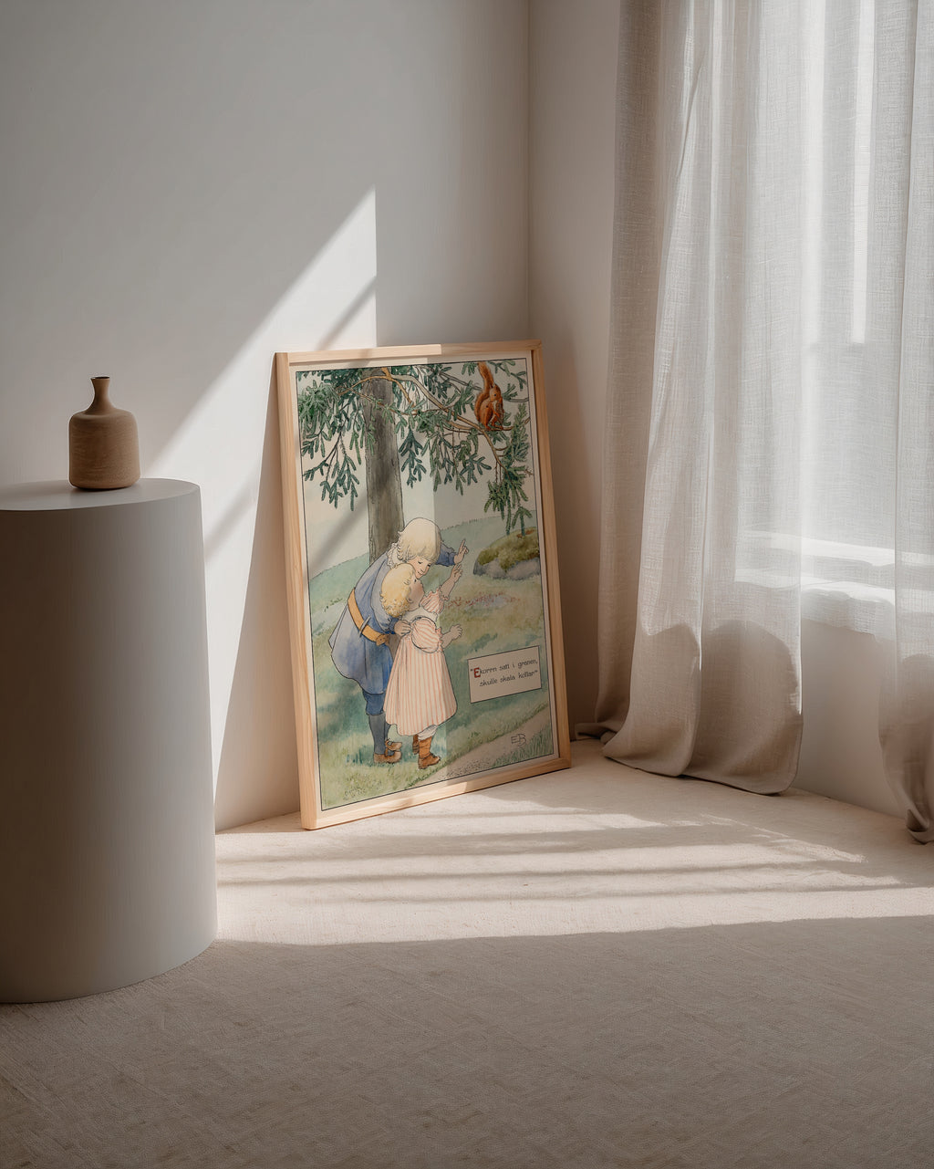 Elsa Beskow Ekorren i Granen affisch i ljust och minimalistiskt skandinaviskt vardagsrum – Bozetto