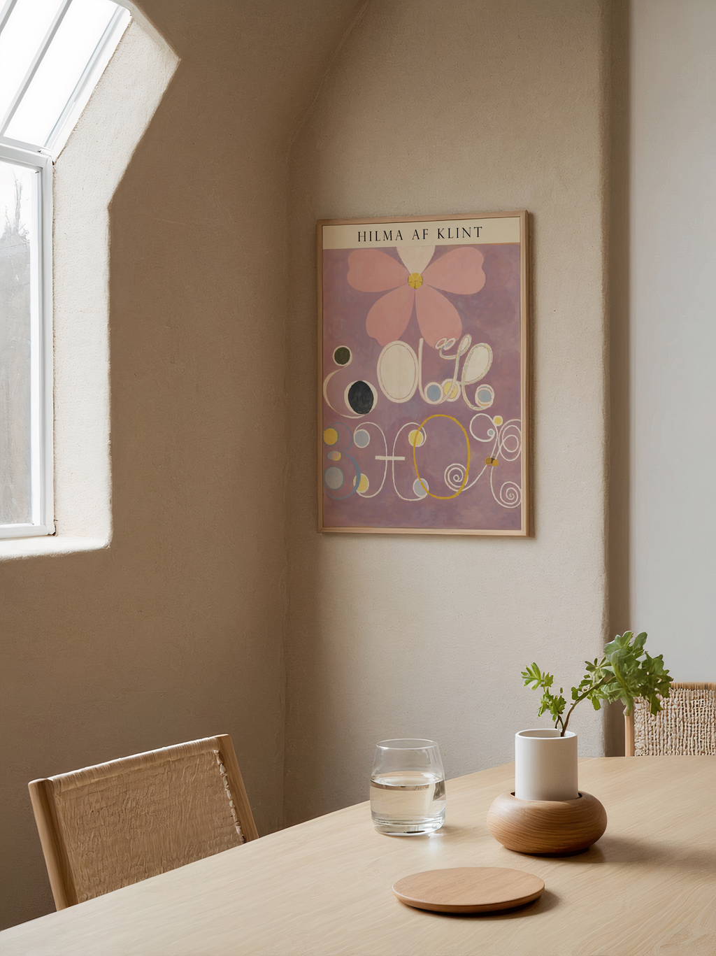 Mockup av Hilma af Klint The Pink affisch på vägg – köp enkelt hos Bozetto i hög kvalitet