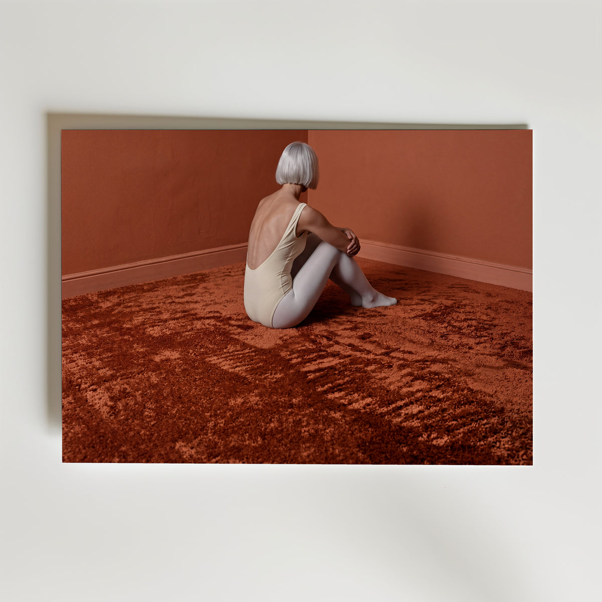 Copper Floor Poster – ballerina sittande på kopparrött mattgolv i terrakottarum