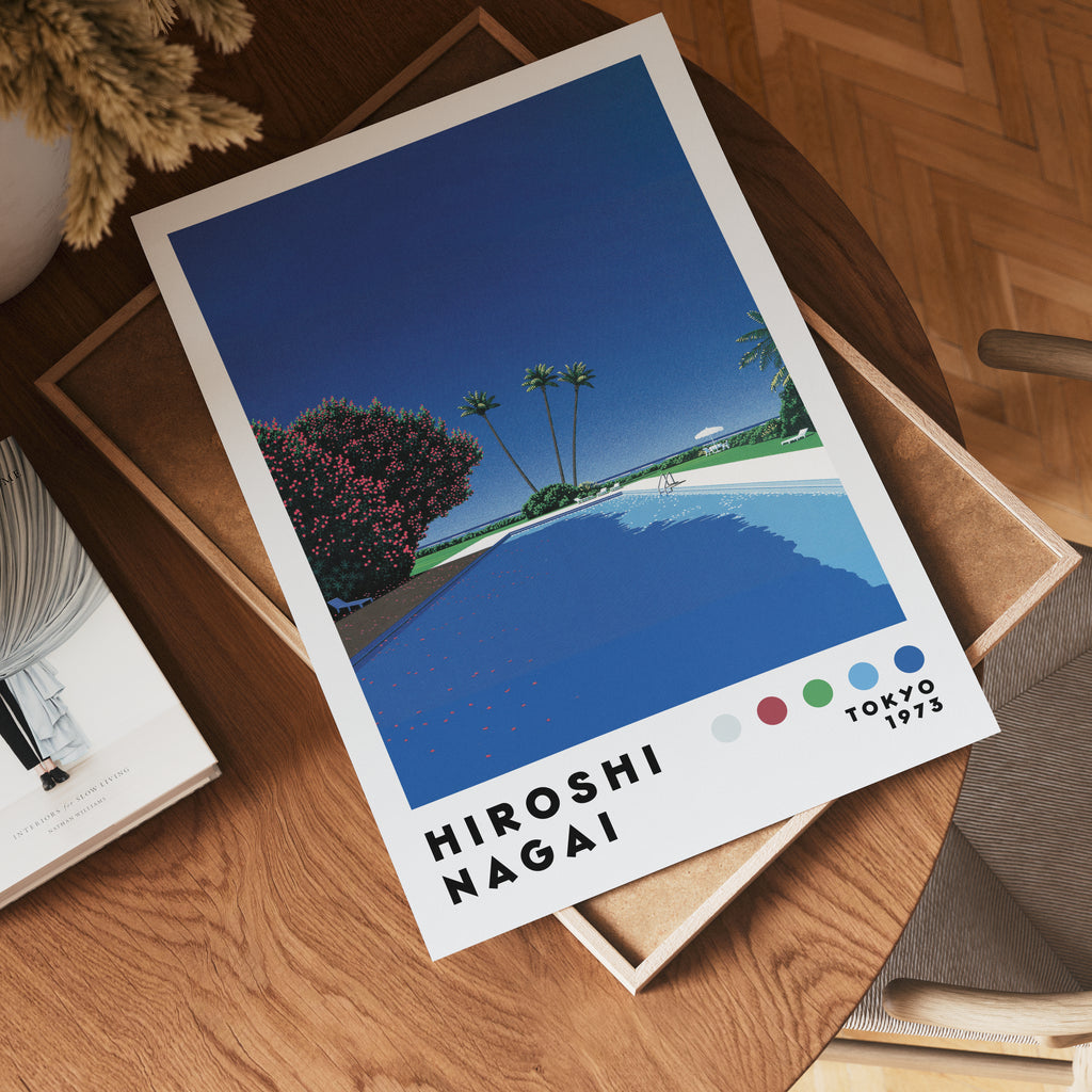 Väggmockup med Hiroshi Nagai Deep Blue Pool – köp enkelt hos Bozetto affisch i hög kvalitet