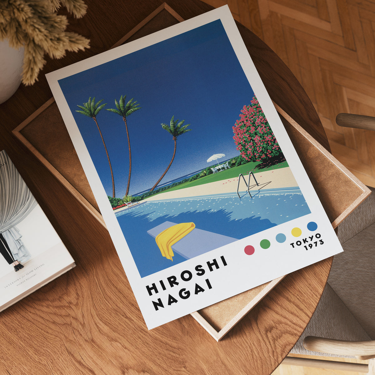 Väggmockup med Hiroshi Nagai Summer Pool – köp enkelt hos Bozetto affisch i hög kvalitet