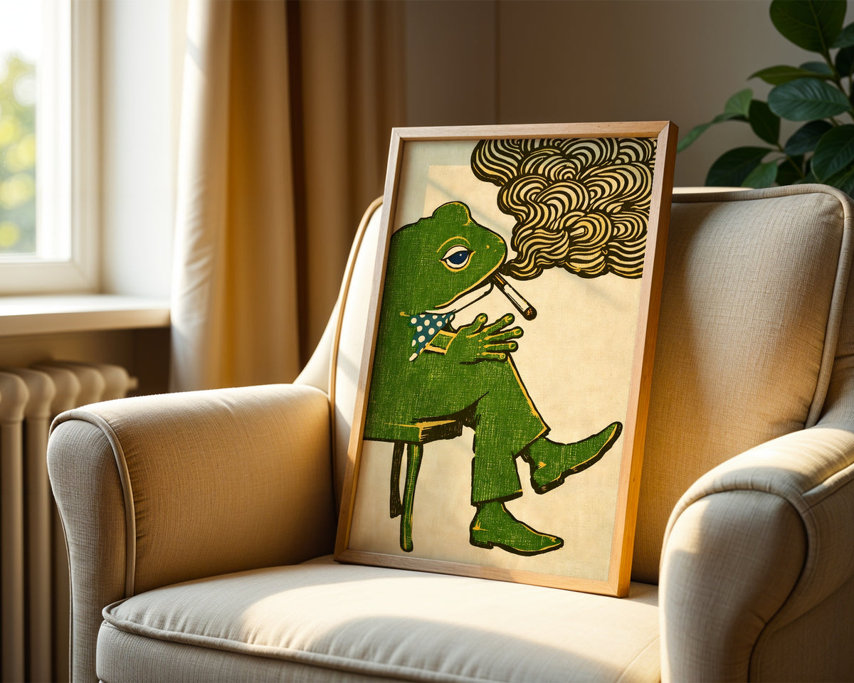 Dapper Frog affisch i ram mot fåtölj i vardagsrum – Bozetto väggkonst