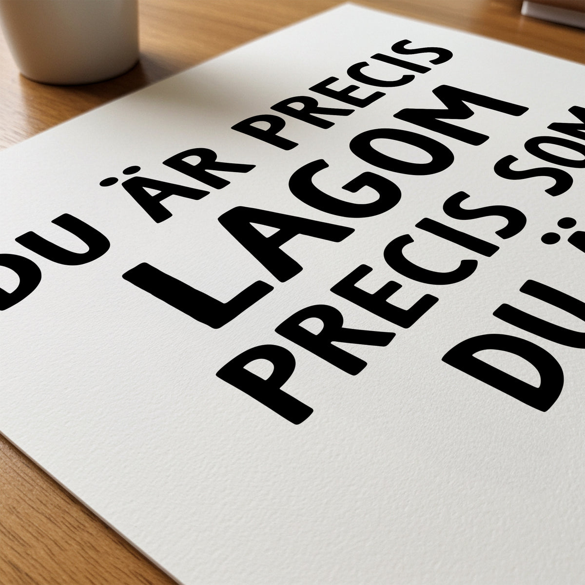 Du är precis lagom Poster – närbild på papper