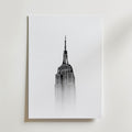 Misty Manhattan Spire Poster – canvas utan passepartout