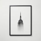 Misty Manhattan Spire Poster – svart ram