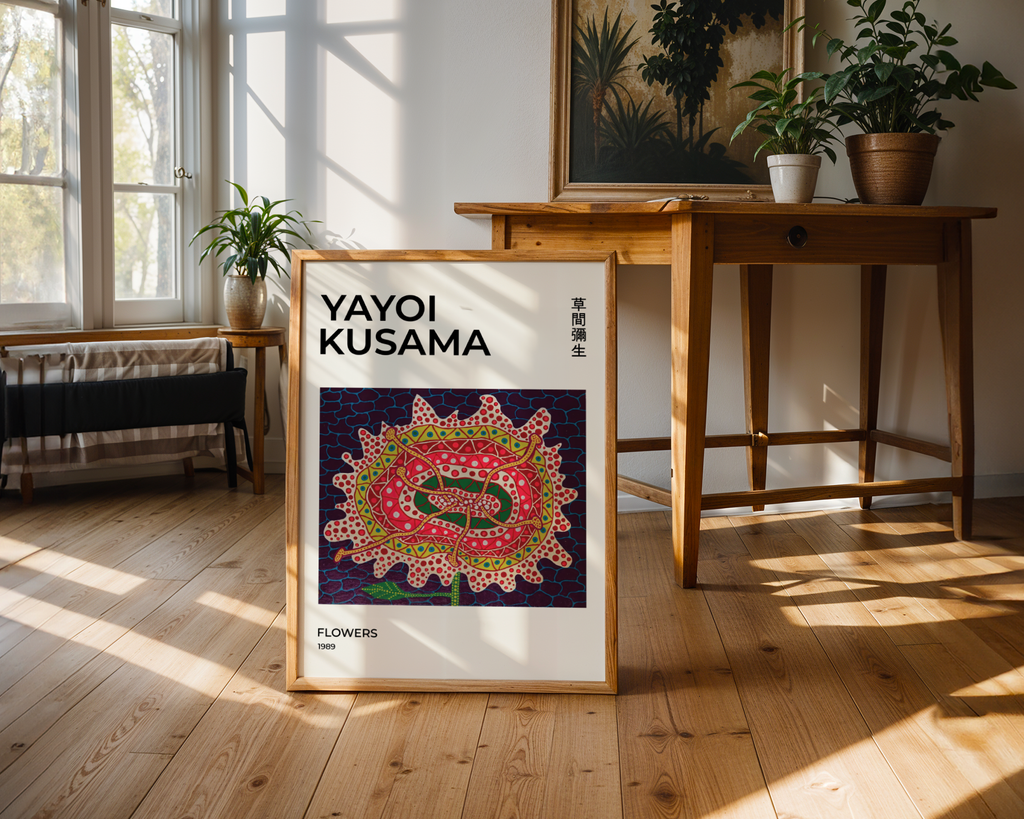 Mockup av Yayoi Kusama Flowers 1989 affisch på vägg – köp enkelt hos Bozetto i hög kvalitet