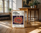 Mockup av Yayoi Kusama Flowers 1989 affisch på vägg – köp enkelt hos Bozetto i hög kvalitet
