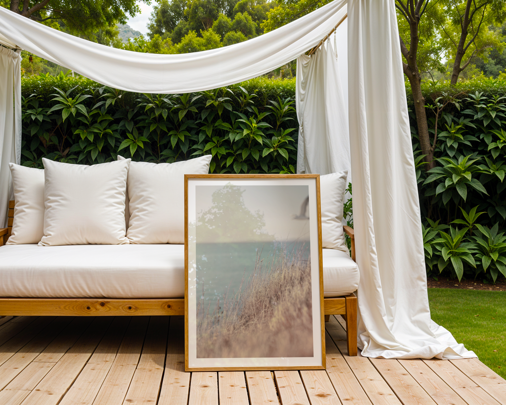 Mockup av Soft Coastline Breeze affisch på vägg – köp enkelt hos Bozetto i hög kvalitet