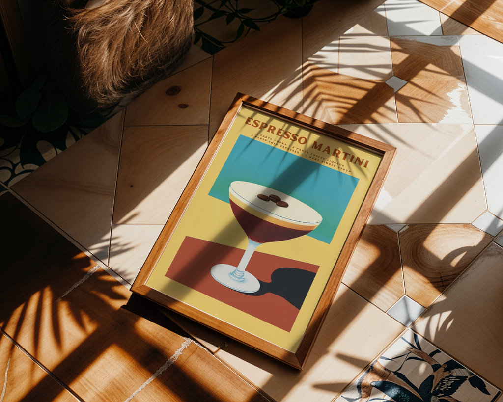 Espresso Martini Cocktail poster visualiserad på vägg – från Bozetto i hög kvalitet