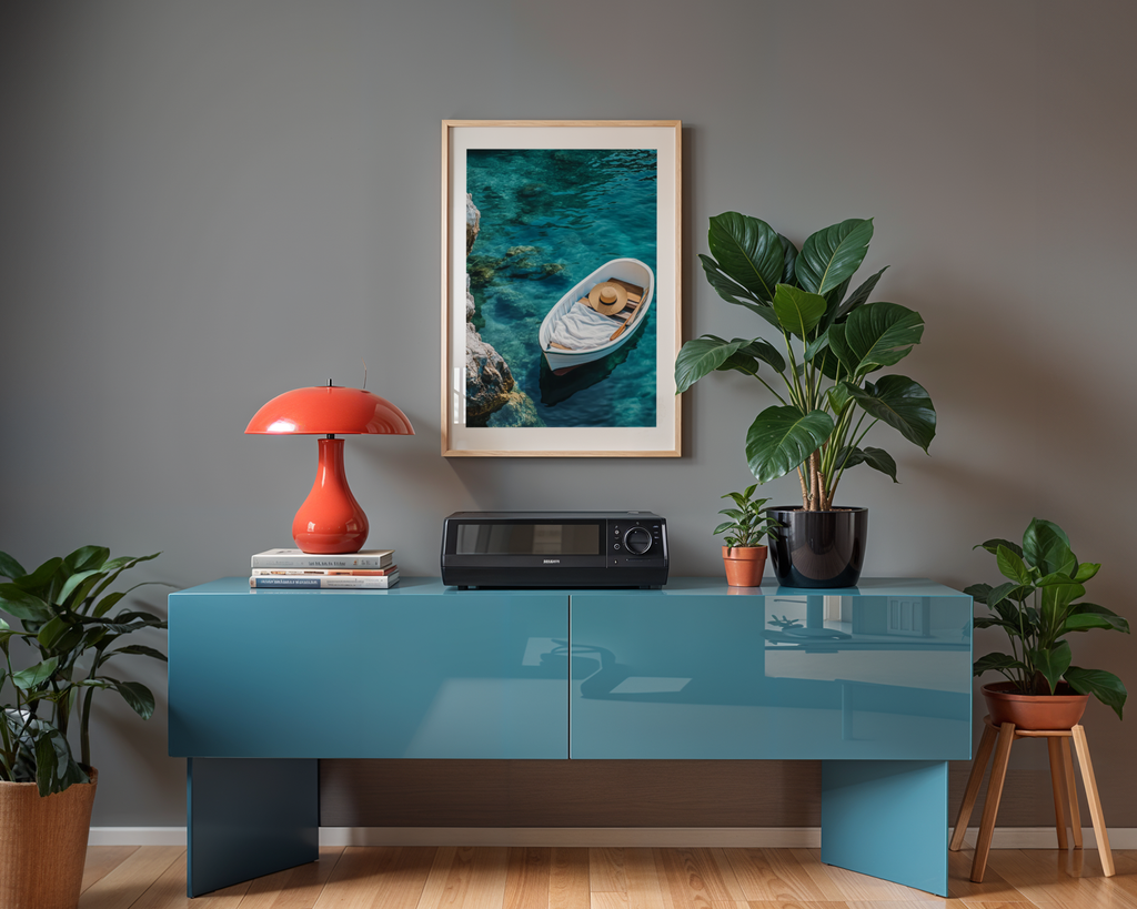Mockup av Somewhere to Float affisch på vägg – köp enkelt hos Bozetto i hög kvalitet