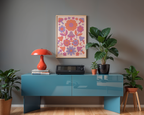 Mockup av Pink Psychedelic Flowers affisch på vägg – köp enkelt hos Bozetto i hög kvalitet