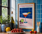 Mockup av Cosmopolitan Cocktail affisch på vägg – köp enkelt hos Bozetto i hög kvalitet