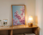 Mockup av Cherry blossom pastel affisch på vägg – köp enkelt hos Bozetto i hög kvalitet