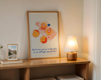 Mockup av Life Is Peaches affisch på vägg – köp enkelt hos Bozetto i hög kvalitet