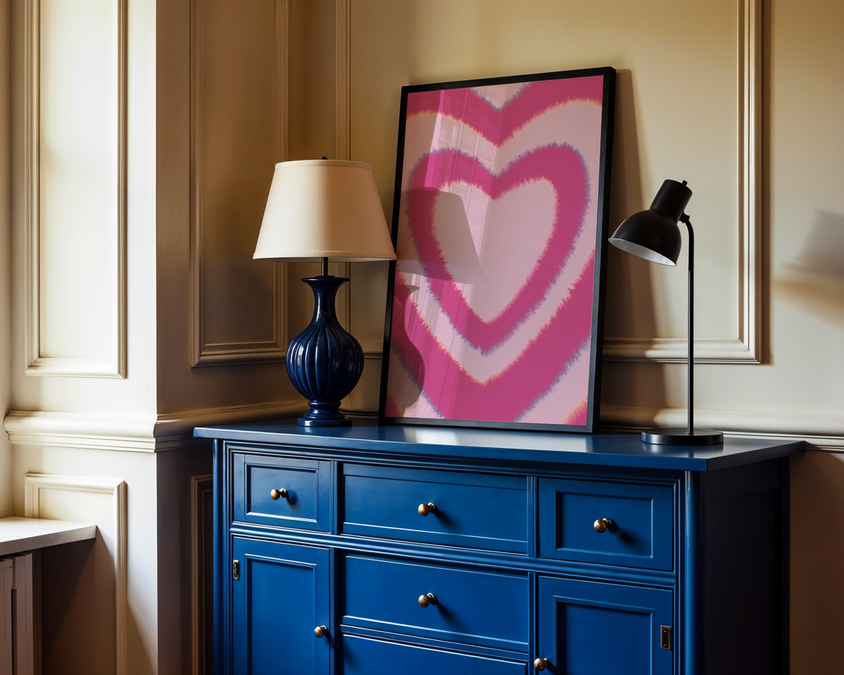 Mockup av Electric Heart affisch på vägg – köp enkelt hos Bozetto i hög kvalitet
