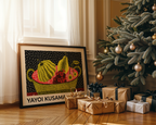 Yayoi Kusama – Fruit Basket poster visualiserad på vägg – från Bozetto i hög kvalitet