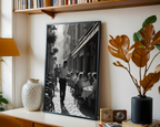Mockup av Charming Street Café affisch på vägg – köp enkelt hos Bozetto i hög kvalitet