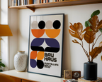 Mockup av Bauhaus Berlin Exhibition affisch på vägg – köp enkelt hos Bozetto i hög kvalitet