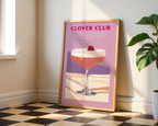 Mockup av Clover Club Drink affisch på vägg – köp enkelt hos Bozetto i hög kvalitet