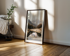 Mockup av Mountain Lake Reflection affisch på vägg – köp enkelt hos Bozetto i hög kvalitet