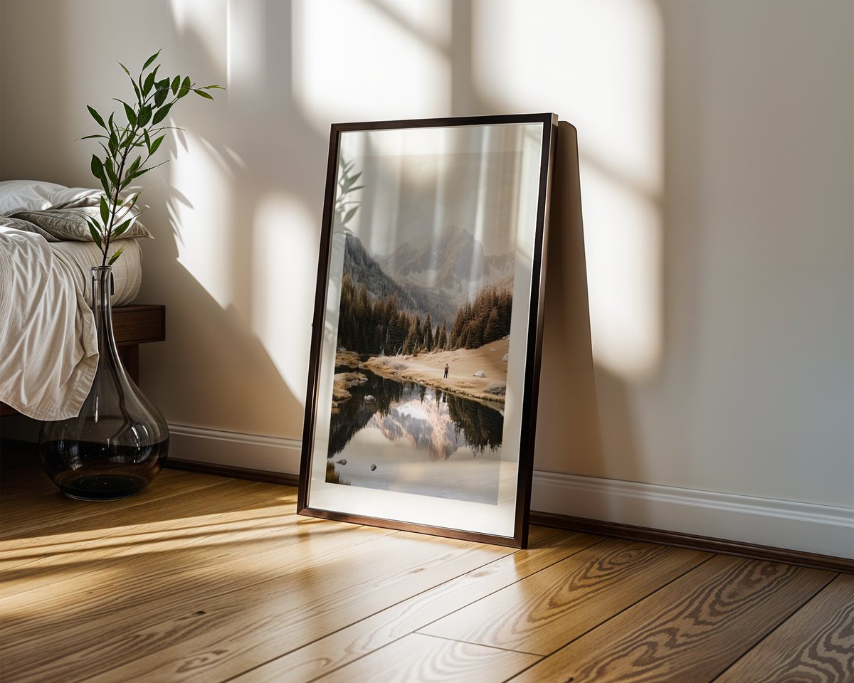 Mockup av Mountain Lake Reflection affisch på vägg – köp enkelt hos Bozetto i hög kvalitet