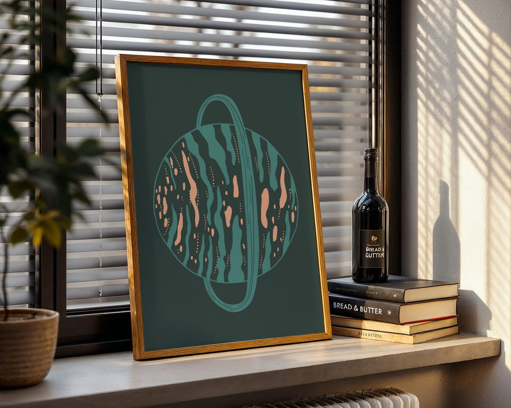 Mockup av Saturnus Blue Orbit affisch på vägg – köp enkelt hos Bozetto i hög kvalitet