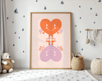 Väggmockup av Heart Friends affisch på ljus tegelvägg – Bozetto konsttryck i hög tryckkvalitet