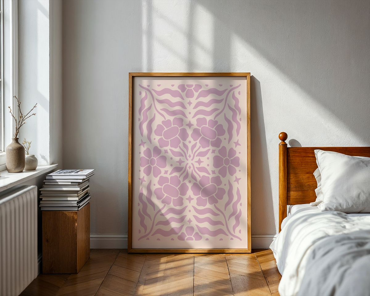 Mockup av Lavender Floral Symmetry affisch på vägg – köp enkelt hos Bozetto i hög kvalitet