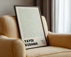 Mockup av Yayoi Kusama Infinity Web affisch på vägg – köp enkelt hos Bozetto i hög kvalitet