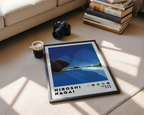 Hiroshi Nagai Deep Blue Pool poster visualiserad på vägg – från Bozetto i hög kvalitet