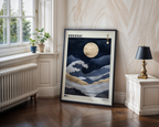 Mockup av Blue Navy Hokusai affisch på vägg – köp enkelt hos Bozetto i hög kvalitet