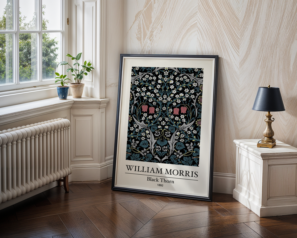 Mockup av William Morris Black Thorn affisch på vägg – köp enkelt hos Bozetto i hög kvalitet