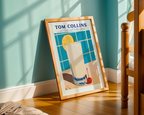 Mockup av Tom Collins Cocktail affisch på vägg – köp enkelt hos Bozetto i hög kvalitet