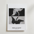 Mockup av Hilma af Klint The Swan No.1 affisch på vägg – köp enkelt hos Bozetto i hög kvalitet