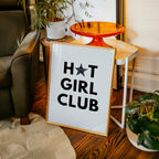 Hot Girl Club Poster – i rum 1