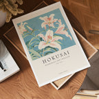 Hokusai Lily poster visad rakt fram – Bozetto affisch i hög tryckkvalitet i hög tryckkvalitet