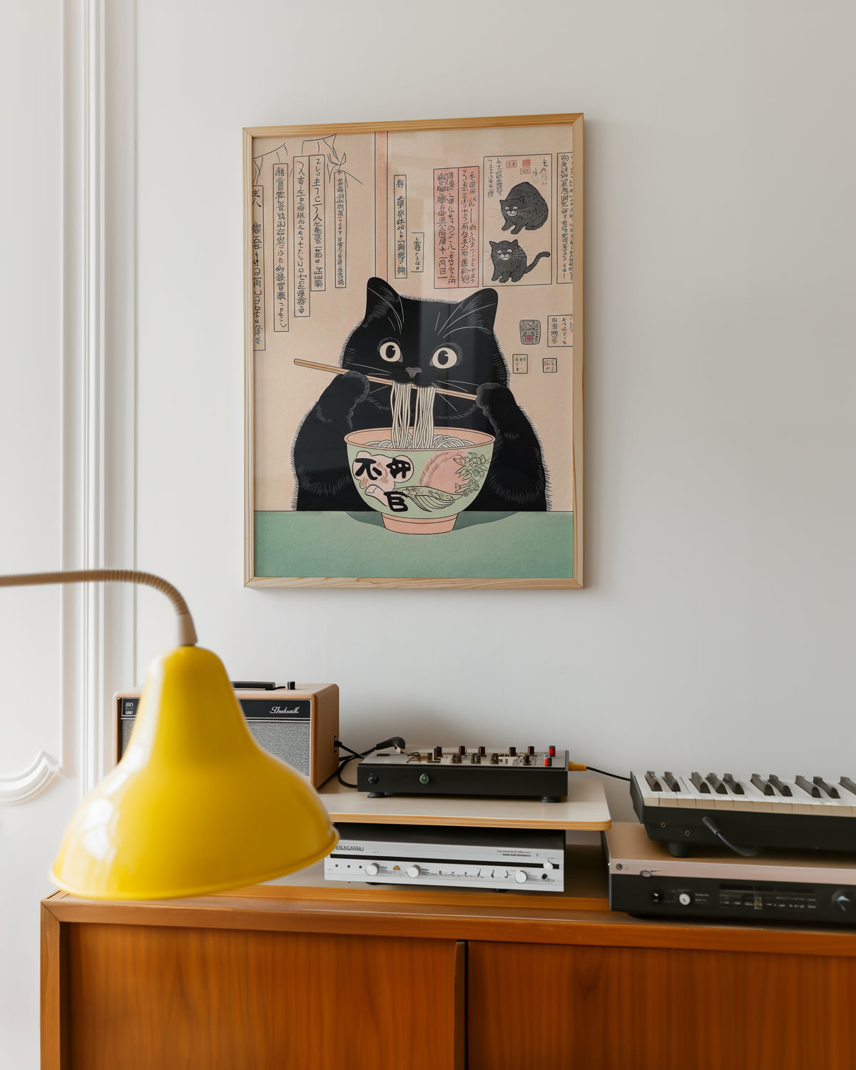 Midnight Cat Ramen No.2 poster visualiserad på vägg – från Bozetto i hög kvalitet