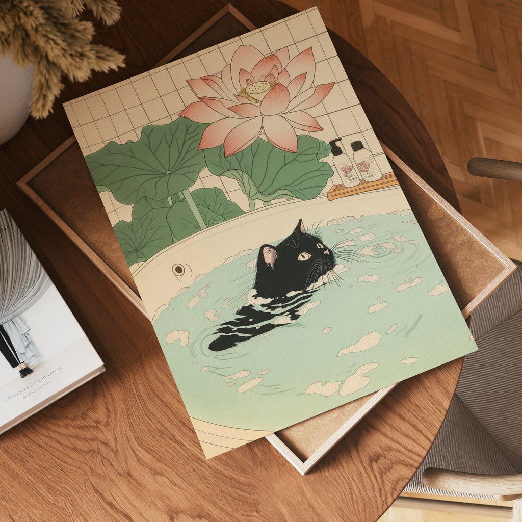 Black Cat In Lotus Bath poster visualiserad på vägg – stilren mockup från Bozetto