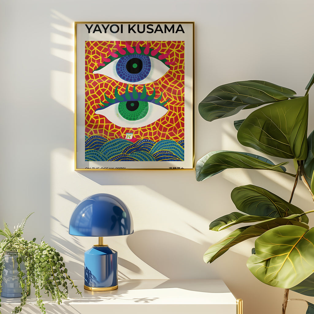 Yayoi Kusama On The Ocean poster visualiserad på vägg – från Bozetto i hög kvalitet