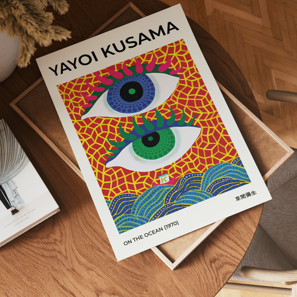 Yayoi Kusama On The Ocean – affisch med stilfullt motiv från Bozetto i hög kvalitet