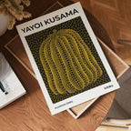Yayoi Kusama Yellow Pumpkin – affisch med stilfullt motiv från Bozetto i hög kvalitet