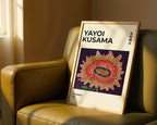 Yayoi Kusama Flowers 1989 poster visualiserad på vägg – från Bozetto i hög kvalitet