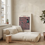 Mockup av Yayoi Kusama Hidden Gaze affisch på vägg – köp enkelt hos Bozetto i hög kvalitet