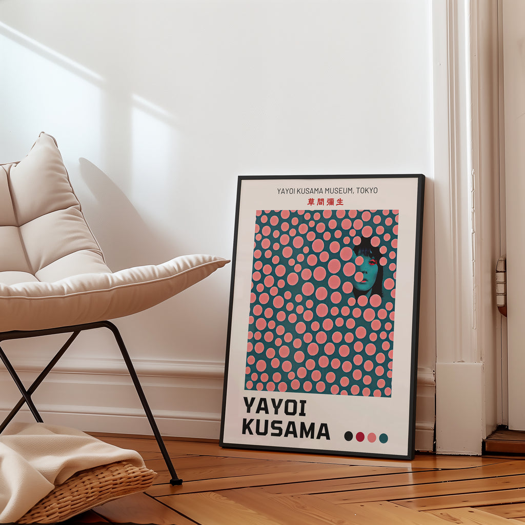 Yayoi Kusama Hidden Gaze poster visualiserad på vägg – från Bozetto i hög kvalitet