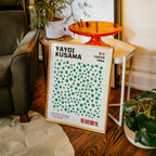 Väggmockup med Yayoi Kusama Belros – köp enkelt hos Bozetto affisch i hög kvalitet