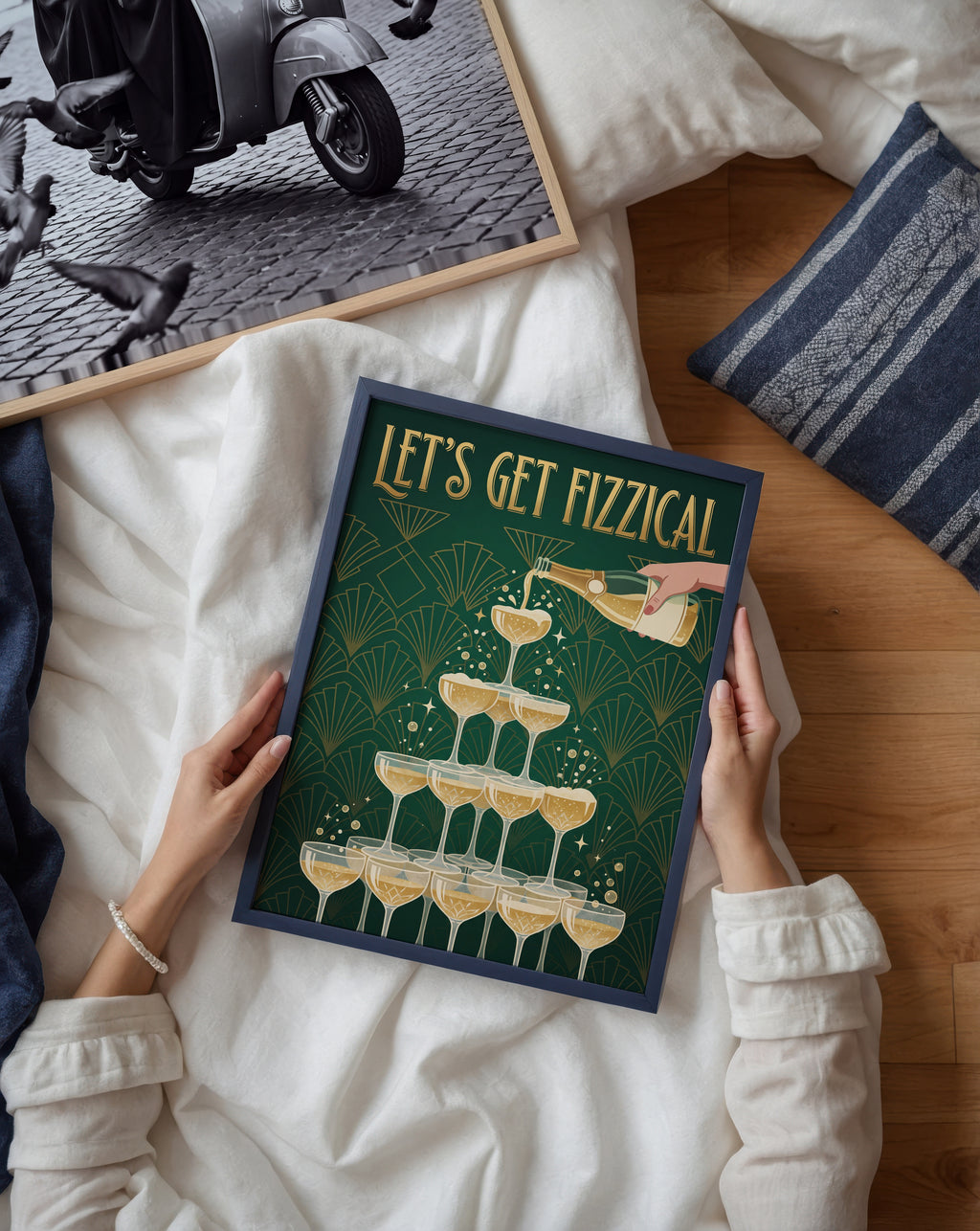 Let's Get Fizzical Poster – två posters i rum 2