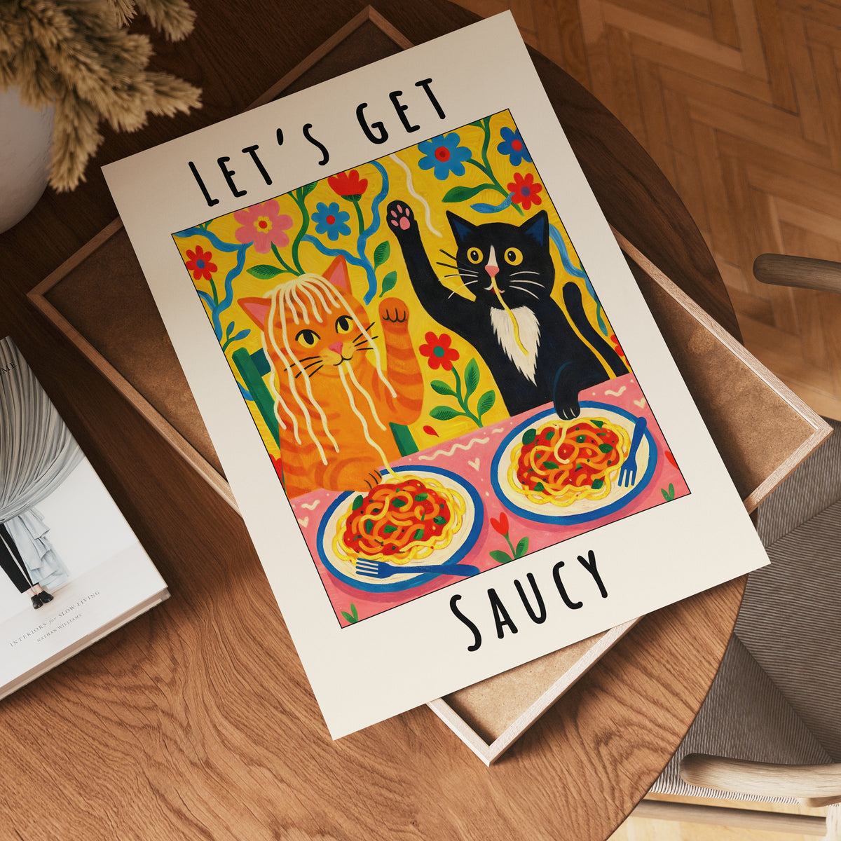 Lets Get Saucy Cat Dinner – affisch med snyggt motiv, köp enkelt hos Bozetto i flera storlekar