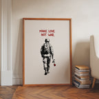 Love Not War Poster i ram i stilren miljö