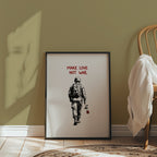 Love Not War Poster inramad i ljust rum
